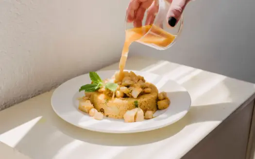 Assiette de couscous et légumes nappée de bouillon