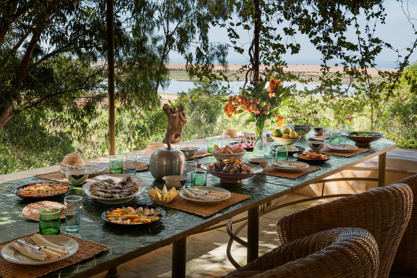 Déjeuner dressé en terrasse à la Villa Laguna, à Oualidia