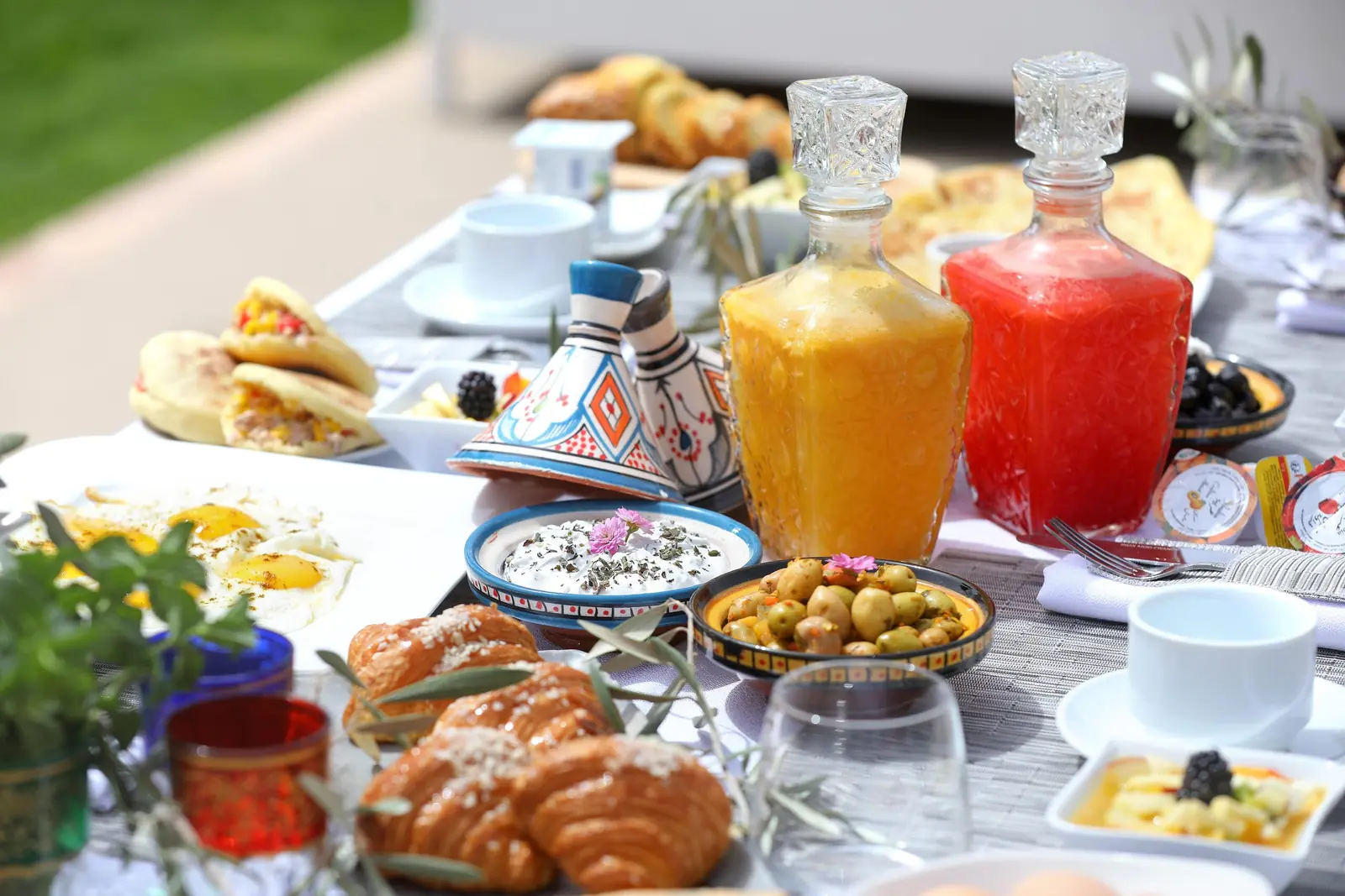 Petit-déjeuner marocain dressé au Domaine Beldi