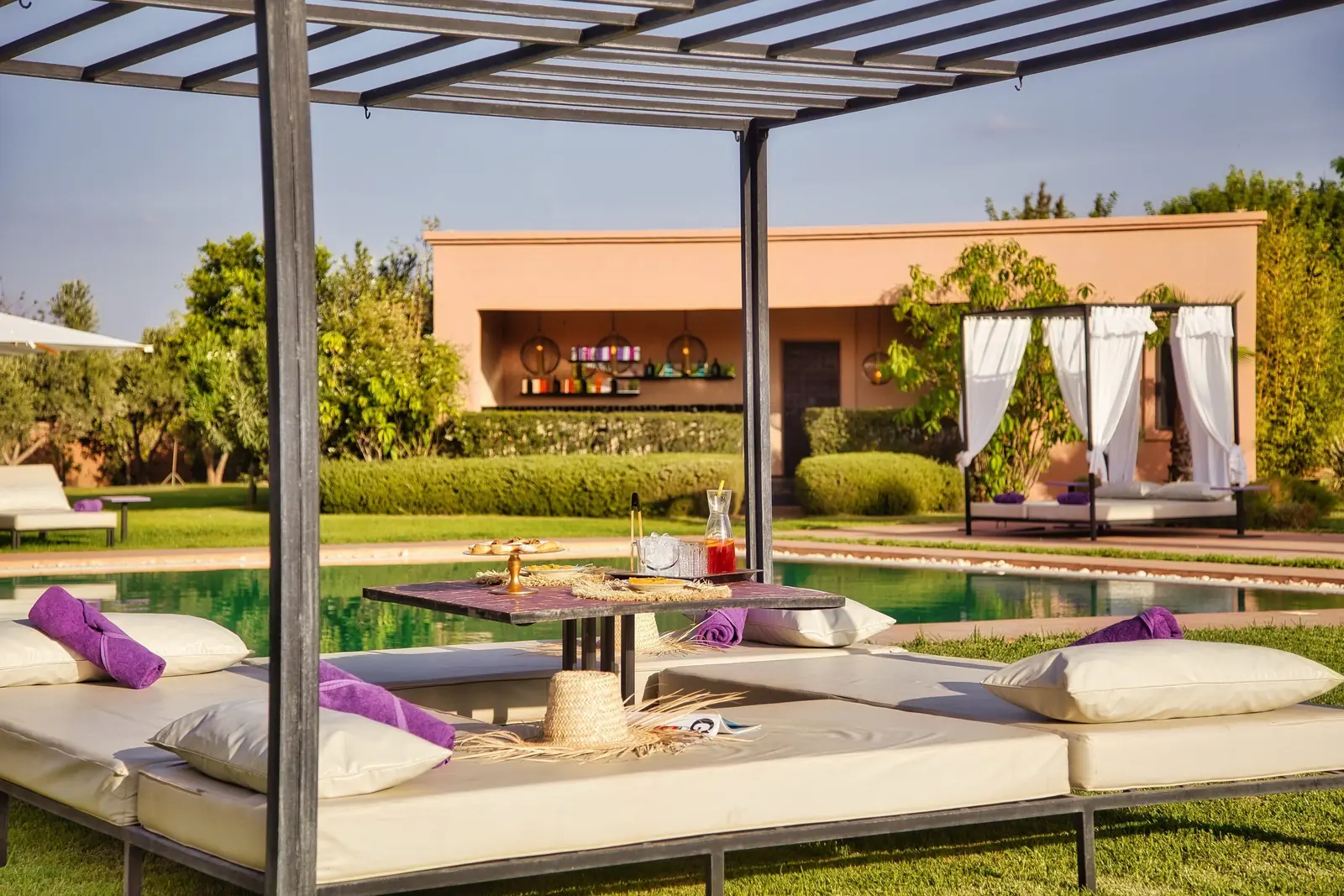 Piscine et transats de la Villa Andalucía