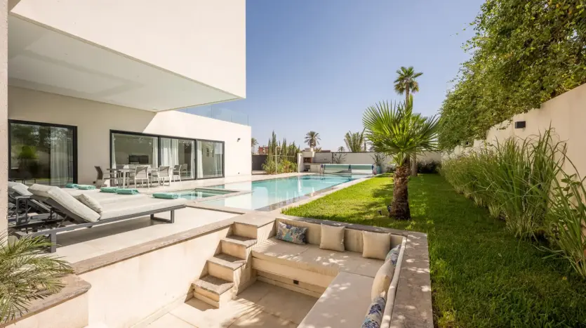 Piscine et terrasse contemporaines de la Villa Harmony