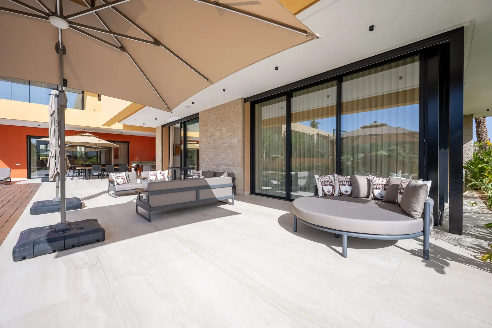 Terrasse ombragée et salon extérieur de la Villa Venus