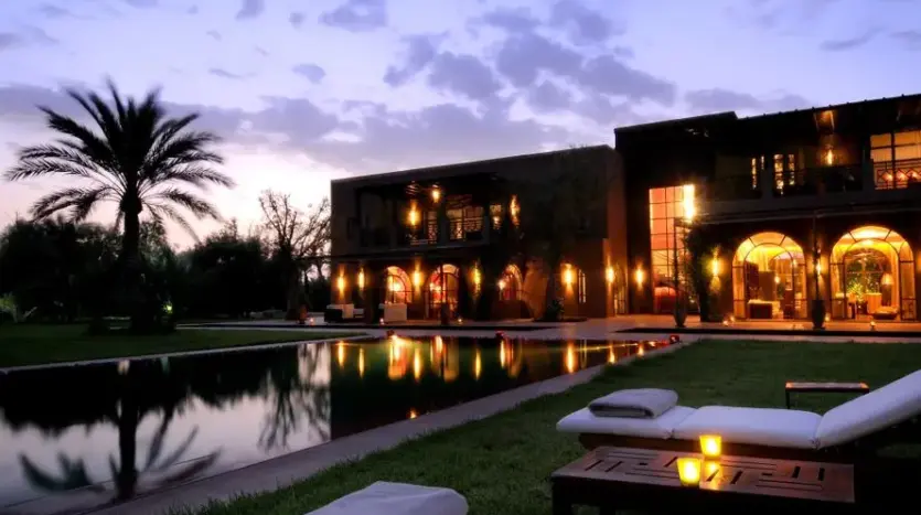 Villa isolée vs villa proche centre à Marrakech : comparatif 2026