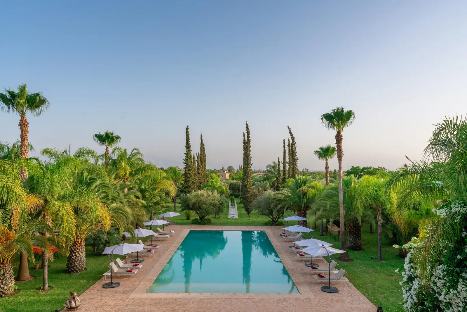 Grande piscine et jardin du Palais Mauresque vus d'en haut