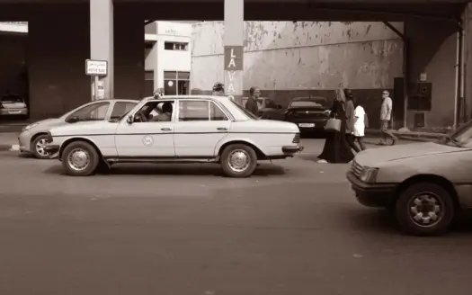 Ancien taxi Mercedes dans une rue marocaine
