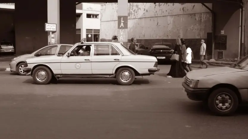 Ancien taxi Mercedes dans une rue marocaine