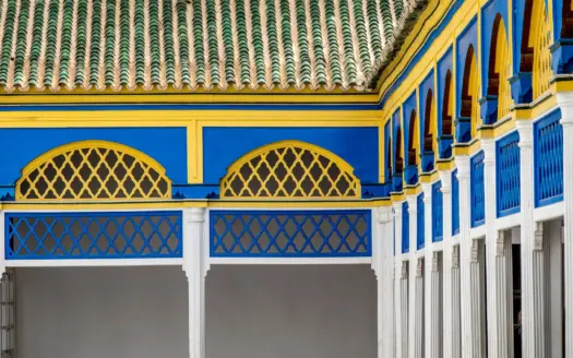 Galerie aux arcades bleues et jaunes du palais de la Bahia