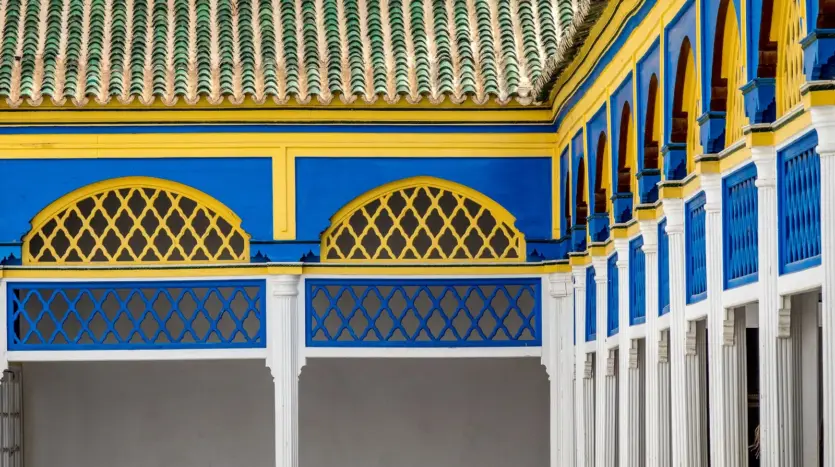 Galerie aux arcades bleues et jaunes du palais de la Bahia