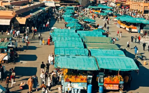 Étals aux toiles vertes sur la place Jemaa el-Fna, vus d'en haut