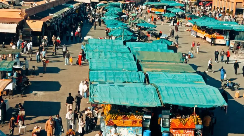 Étals aux toiles vertes sur la place Jemaa el-Fna, vus d'en haut