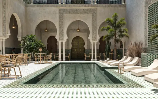 Patio de riad avec piscine, arcades et transats