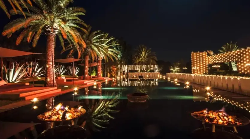 Piscine éclairée et palmiers de l'Olive Palace, la nuit
