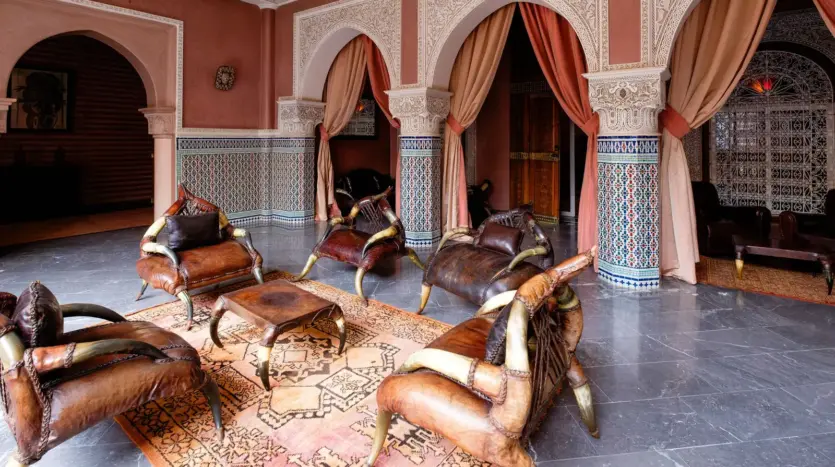 Salon marocain luxueux avec fauteuils en cuir
