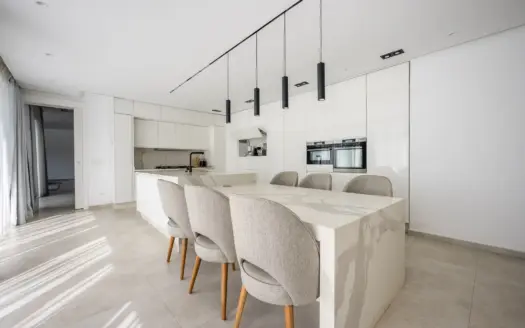 Fitted kitchen and dining table at Villa Harmony