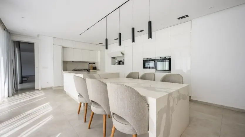 Fitted kitchen and dining table at Villa Harmony