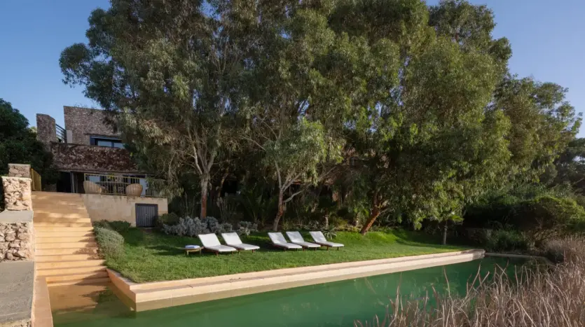 Garden of Villa Laguna with the Oualidia lagoon beyond