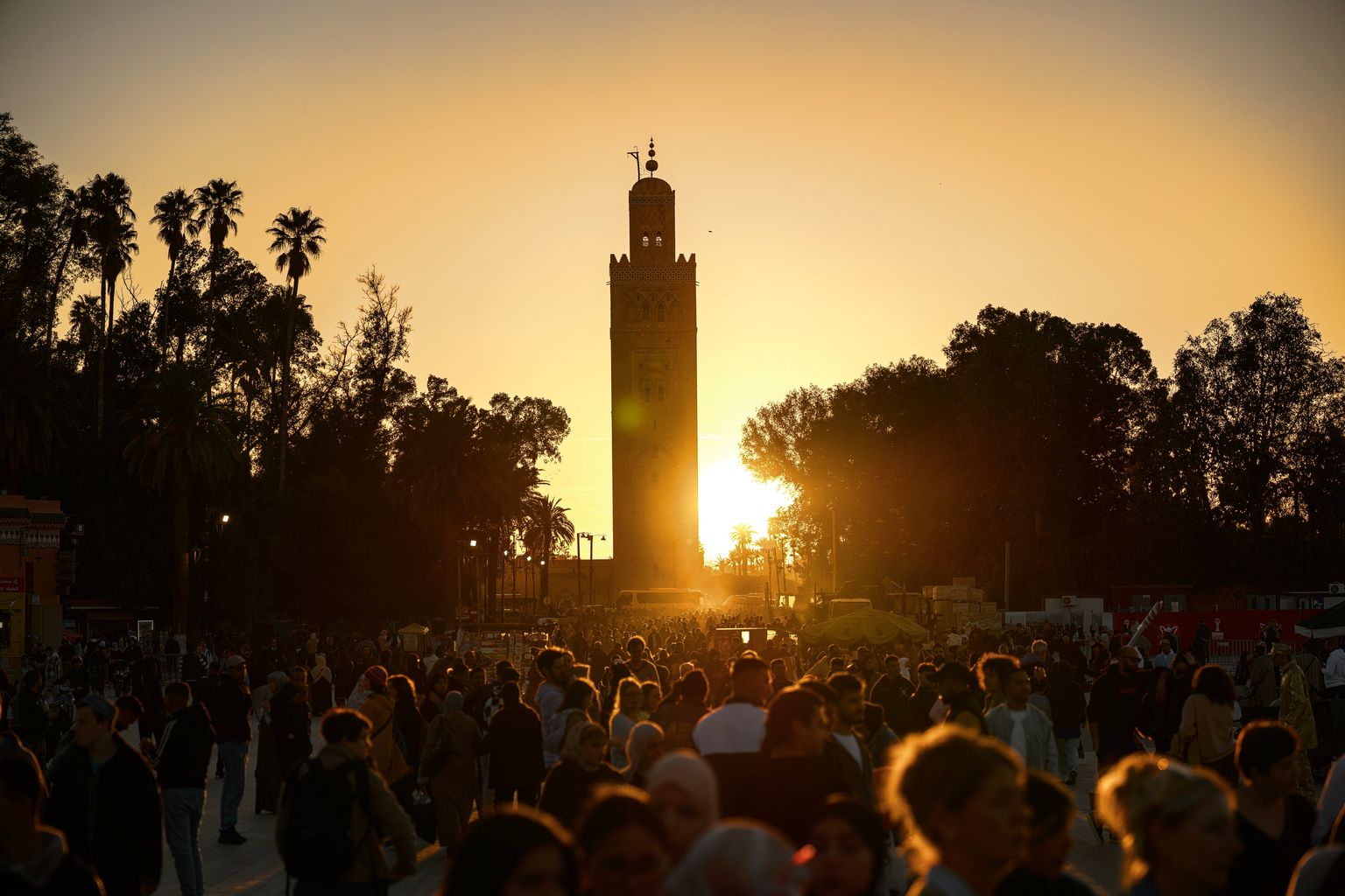 Foule devant le minaret de la Koutoubia à Marrakech au coucher du soleil